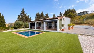 Masia a Coín. Encantadora casa de campo de una sola planta con piscina y vista