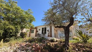 Casa a Centro. Bonita casa de una sola planta al pie de la sierra de mijas con