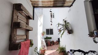 Semi detached house in Coín. Una casa adosada muy céntrica con patio interior privado y lumin