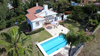 Masia a Centro. Chalet de campo con piscina privada y jardín en una urbanización