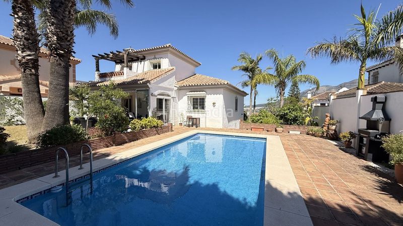 Foto 30d12672-675c-44e2-934f-20c8b105f636. Casa amb piscina a Coín