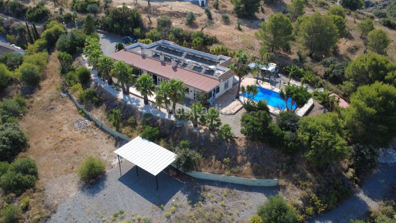 Foto b1526d38-9c64-435b-bdfd-4c2cbc5b0a9f. Masia amb piscina a Coín