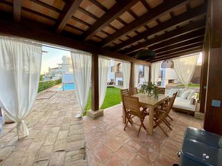 Rent Chalet in Avenida de extremadura 5c. Villa a pie de playa en fuente del gallo