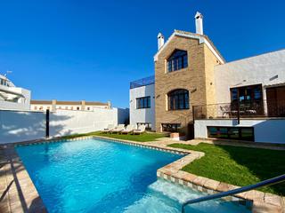 Rent Chalet in Avenida de extremadura 5c. Villa a pie de playa en fuente del gallo