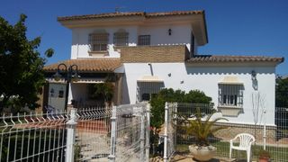 Chalet in Calle malvasía 645. Chalet en zona urbanizada