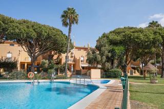 Maison jumelée à Avenida de babor 25. Venta de duplex en costa sancti petri