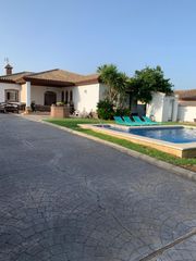 Rent Chalet in Camino del pozo la boyal 51. Alquiler vacacional