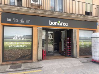 Business premise in Besalú. Local comercial en venta, situada en el centro del pueblo.