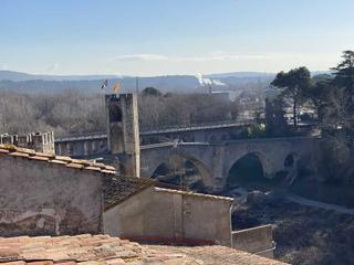 Pis a Besalú. Dúplex en venta situado en besalú, con vistas en el  pont romàni