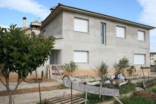 Maison à Porqueres. Casa unifamiliar de obra nueva con jardín en porqueres.