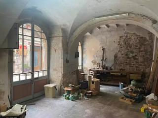 Masia a Maià de Montcal. Casa de pueblo situada en el corazón del casco antiguo de besalú