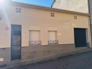 Casa a Olot. Casa unifamiliar en venta, situada en olot.