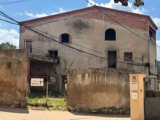 Masia a Serinyà. Gran casa de pueblo en venta, situada en el pueblo de serinyà.