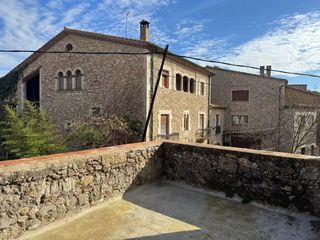 Bauernhof in Crespià. Casa de pueblo para restaurar, situada en crespià.