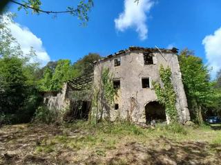 Masia a Sant Joan les Fonts. Ruina en venta situada en la garrotxa.