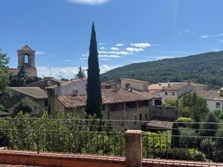 Etagenwohnung in Besalú. Piso situado en el pueblo de besalú, con una gran terraza.