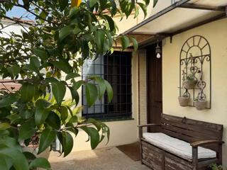 Casa a Besalú. Magnífica casa unifamiliar, luminosa, con jardín y terraza, situ