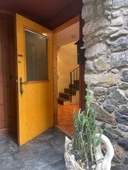 Masia a Castellfollit de la Roca. Bonta casa de pueblo situada en castellfollit de la roca.