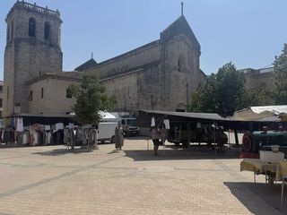 Masia a Besalú. Casa de pueblo situada en besalú, en la plaza, ideal para negoci
