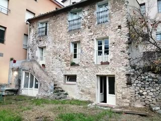 Casale in Besalú. Casa de pueblo plurifamiliar en venta, situada en el casco antig