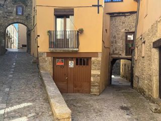 Lloguer Local Comercial a Besalú. Local de alquiler, situado en el casco antiguo de besalú.