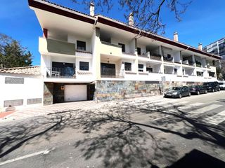 Casa adosada en Parque de la Paloma. Amplio adosado con parking a 500 m del mar