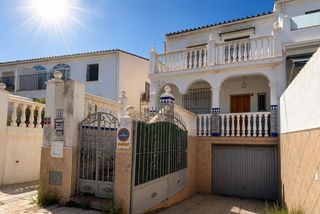 Casa adossada a Centro. Amplio adosado con gran sotano