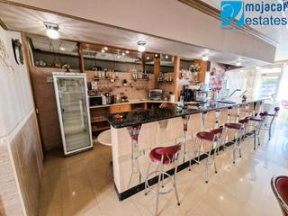 Local commercial à Calle blas infante 9. Heladería y cafetería en venta - negocio totalmente equipado y c