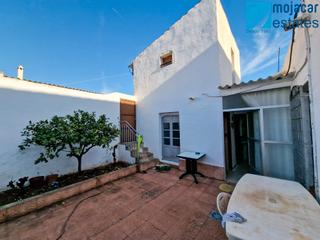 Casa aparellada a N/a. Encantadora propiedad de 6 dormitorios con casa principal, apart