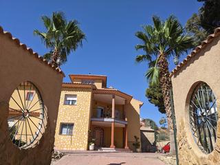 Chalet en N/a. Gran chalet con jardín grande y garaje enorme en una parcela de