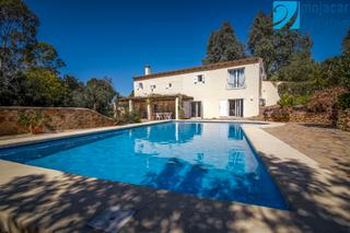 Chalet in N/a. Cortijo único con vistas a la montaña, piscina y encanto históri