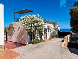 Chalet in Calle callejón de la mora 64d. Villa independiente con características originales en venta con