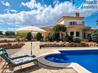 Xalet a N/a. Impecable villa de lujo con vistas panorámicas y piscina, así co