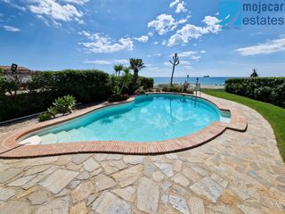 Chalet in Avenida de palomares 16. Villa en primera línea de playa en venta en cala marqués, vera p