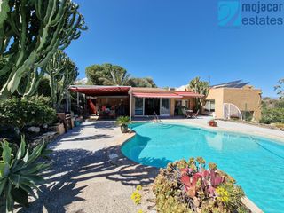 Chalet  Camino huerta de las parras 34. Única villa de campo en venta con piscina e instalaciones ecuest