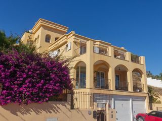 Chalet in Calle altos del golf 19. Excepcional chalet con vistas al mar y al campo de golf en marin