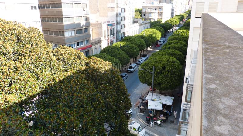 Foto cf2f4aba-0521-4549-8070-96f8e2b2929e. Alquiler ático en paseo de Almería 36 en Centro Almería