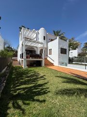Chalet en Avenida villa áfrica 56. Chalet en villa africa