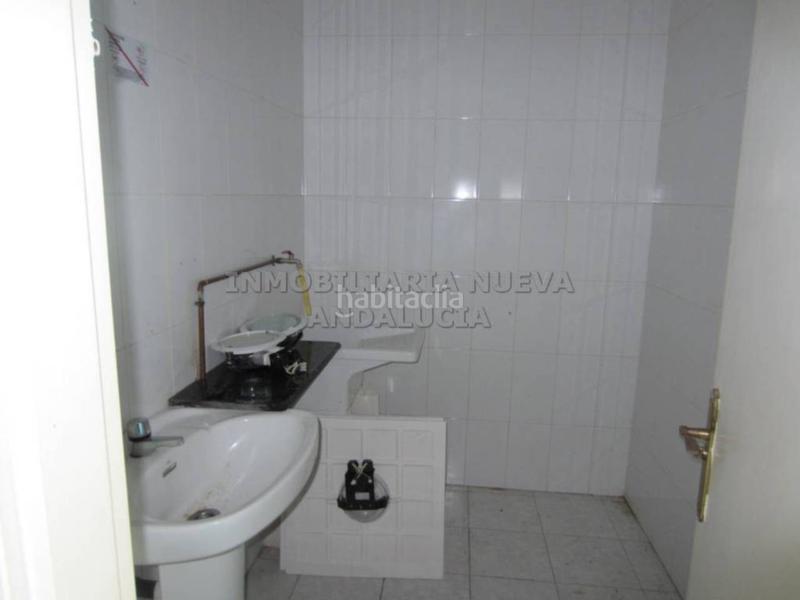 Foto 39e04579-9438-4b0d-8d40-afd908fa1d1b. Lloguer local comercial a San Luis Almería