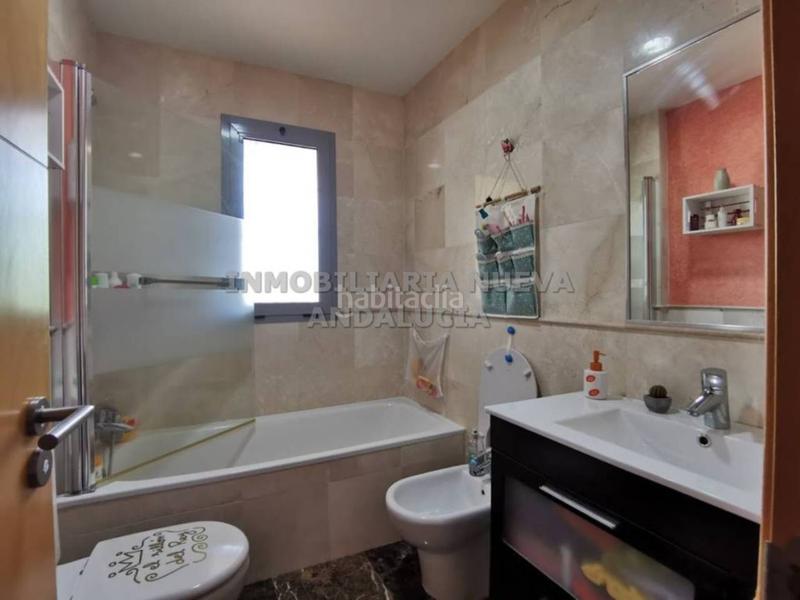 Foto 24638fb8-f2b8-4aa7-bba0-c1a4ff36ab70. Location appartement avec parking piscine dans El Toyo Almería