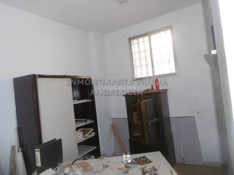 Foto c4d810ef-c7a3-476b-8733-d6b16edad085. Location local commercial dans Centro Almería