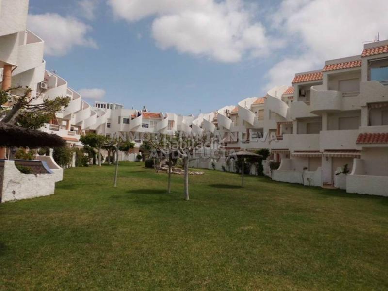 Foto a516c295-eb8a-4673-be9a-f89578d3eb28. Location appartement avec parking piscine dans Retamar Almería