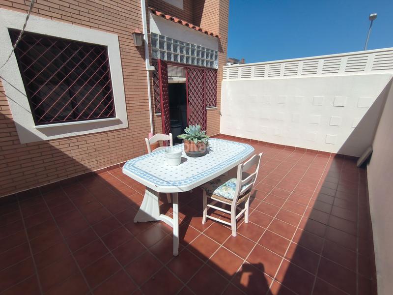 Foto cd546f54-4b50-4e7d-9d59-004ae8be518c. Casa aparellada amb calefacció a San Luis Almería