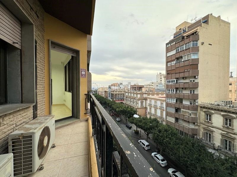 Foto a8e9fcdd-abe4-4eba-8e88-bcd490ada696. Miete büro in Centro Almería