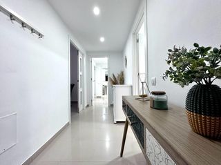Miete Etagenwohnung in Nueva Andalucía. Buscas un piso amplio y moderno para crear tu hogar?