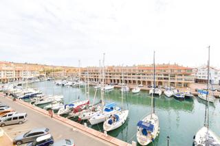Pis a Almerimar. Inmueble espacioso con vistas al puerto deportivo, ideal como pr