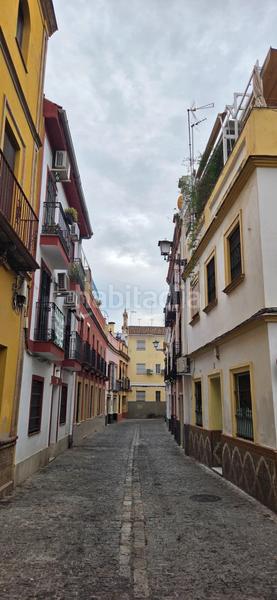 Foto 10a8f11e-61d7-4fda-8389-fd92fc137a27. Piso  reformado en pleno centro calle hiniesta en Sevilla