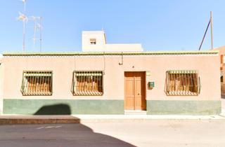 Casa a Adra. Casa de planta baja en esquina, en la mejor zona de la curva, ad