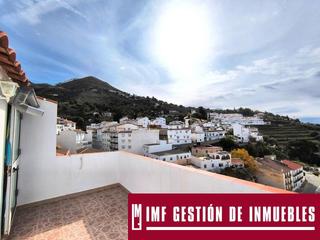 Casa a Cómpeta. Preciosa vivienda reformada con 3 dormitorios y cochera en cómpe