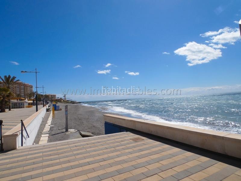 Foto a24589b6-6c91-4e42-93fd-39a7ff83fbc8. Casa adosada en calle castillo bajo 110 imf gestión de inmuebles vende fantástico adosado en segunda línea de playa costa. en Torrox